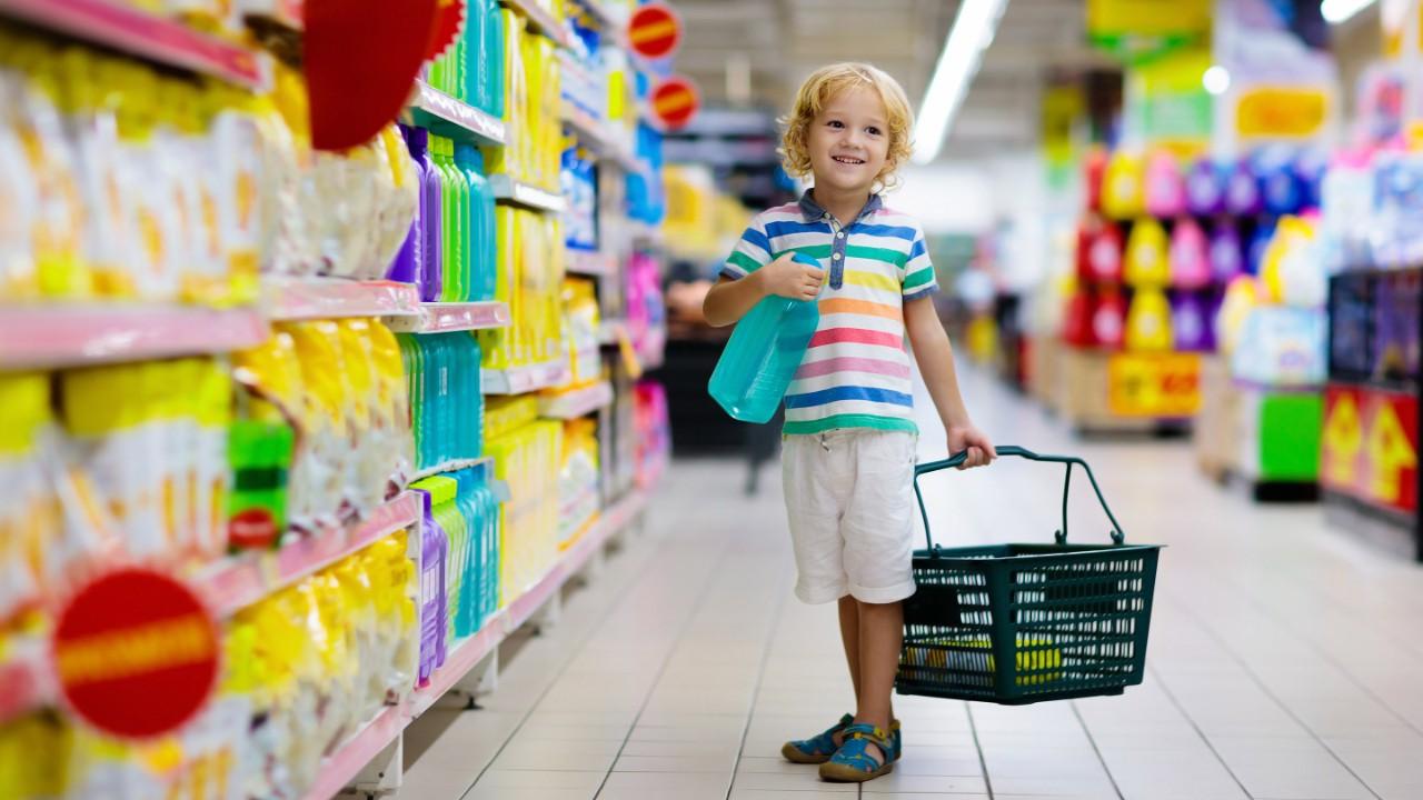 孩子在超市买水果和果汁. Kid grocery shopping. 小男孩带着购物车在当地vns85978威尼斯城官网挑选新鲜蔬菜.