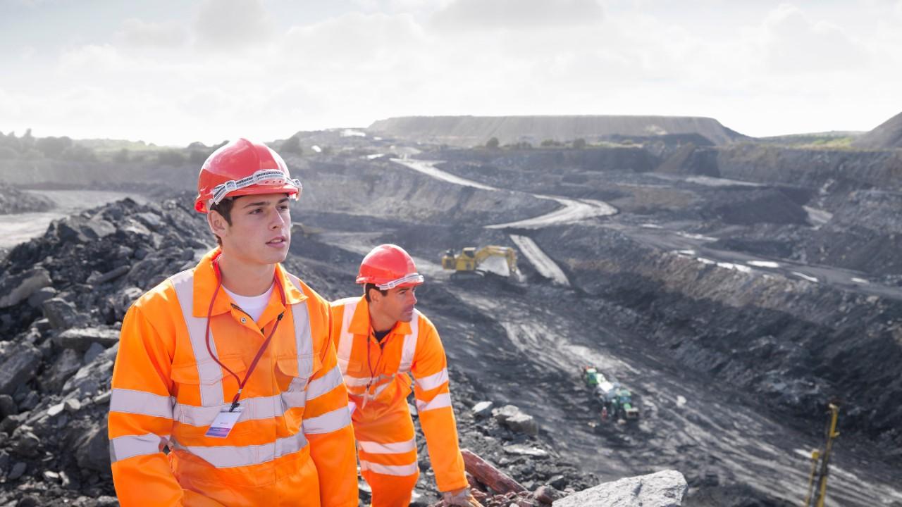 Workers Looking Over Coal Mine
 
 图片于06/8/15的23:19下载