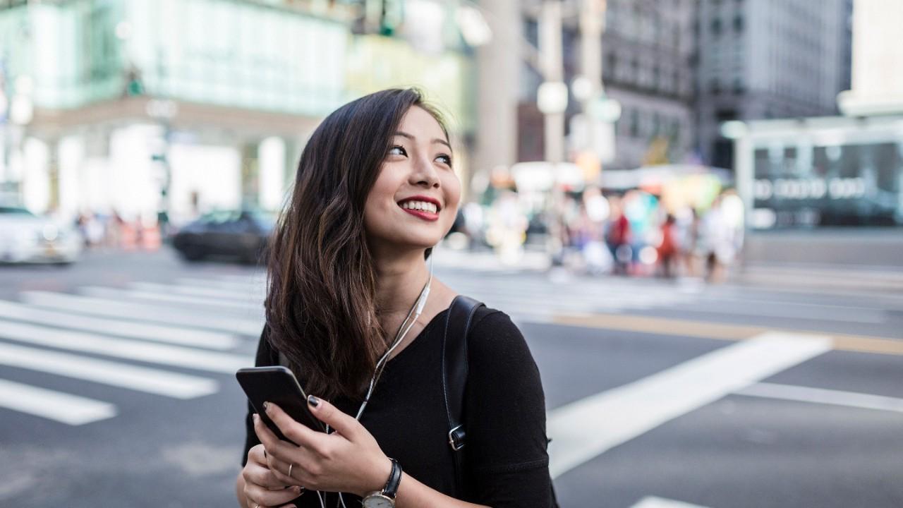 时尚年轻的亚洲女人在曼哈顿的街道上通勤(旅行, journey, commute,tourism, walk,city life)